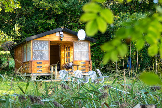 Eine kleine Holzhütte mitten in der Natur