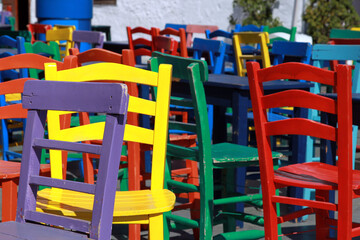 Fototapeta na wymiar Renkli ahşap sandalye ve masalar