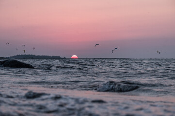 Sonnenuntergang auf der Sonnenunsel Fehmarn mit Kite Schirmen im Hintergrund
