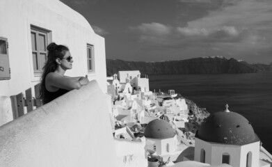 chica observando las vistas de Santorini