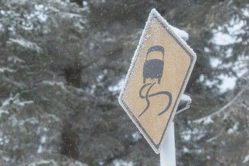 スリップサインの標識と雪
