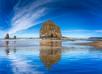 The Haystack Rock on the Cannon Beach in Oregon © Martina