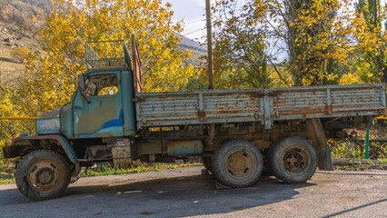 Obraz premium Vintage truck. An old rusty truck. Retro car with a body for transportation.