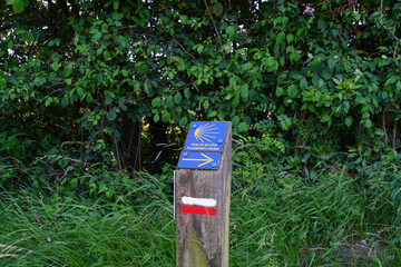 Panneau du GR 10 et du chemin de Saint Jacques de Compostelle, voie de la Côte