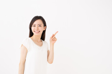 指差す女性
