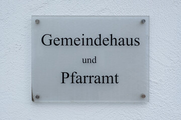 Schild: Gemeindehaus und Pfarramt