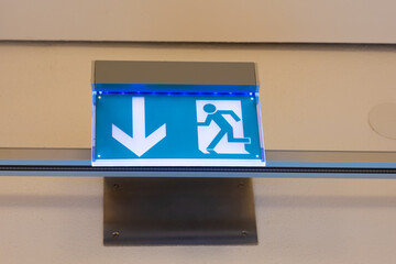 Beleuchtetes Schild: Notausgang / Fluchtweg