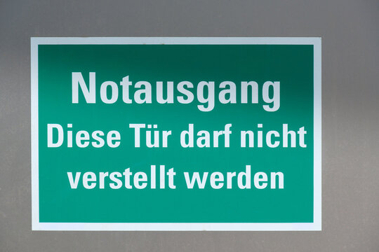 Schild: Notausgang - Diese Tür darf nicht verstellt werden