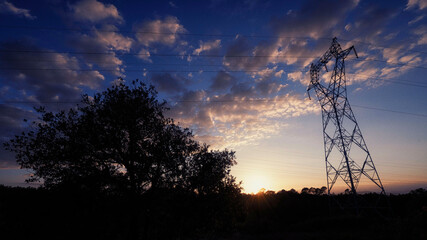 Pylone Haute tension dans la garrigue au coucher de soleil