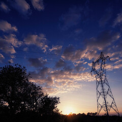 Pylone Haute tension dans la garrigue au coucher de soleil