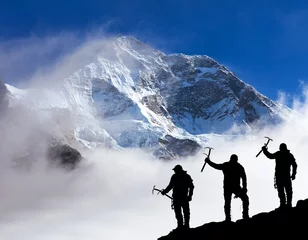 Photo sur Plexiglas Makalu Mont Makalu avec nuages et silhouette de trois randonneurs