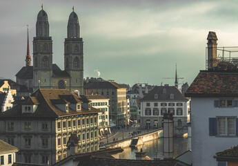 Fototapeta na wymiar The river Limmat and the church Grossmünster in Zurich