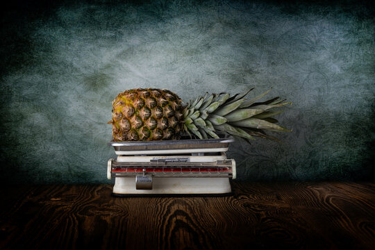 Annanas auf Waage