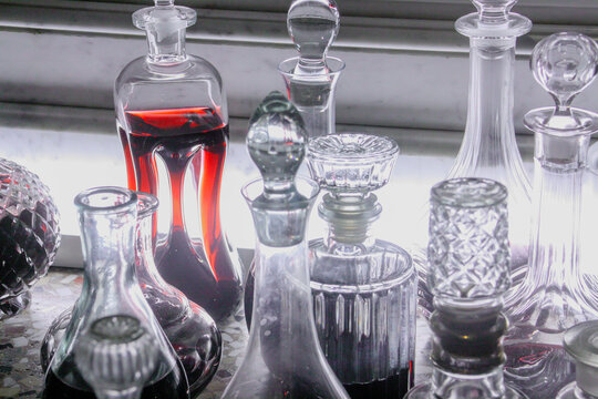 Viejos frascos, envases y botellas de vidrio. Surtido de tarros vintage usados para decoración retro.