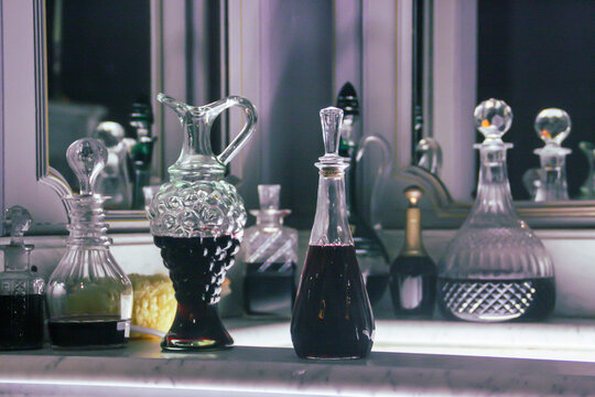 Viejos frascos, envases y botellas de vidrio. Surtido de tarros vintage usados para decoraci&oacute;n retro.