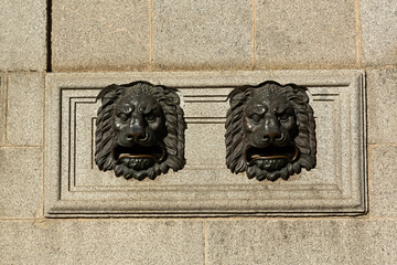 Buzones de correo con cabezas de león en bronce.