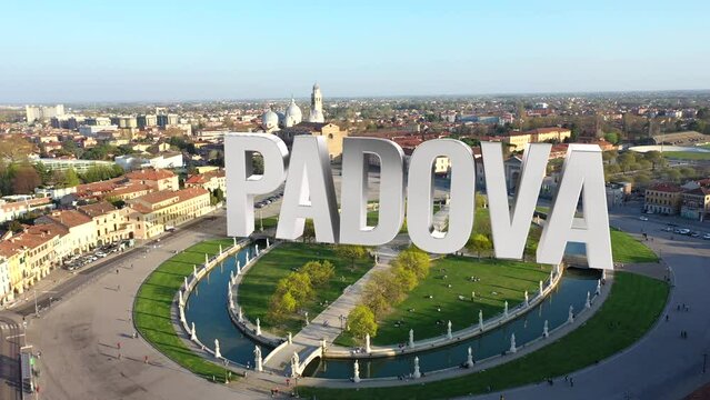 Scritta in 3D di Padova, sulla piazza principale.
Vista aerea di Padova, con animazione in 3d della scritta Padova.