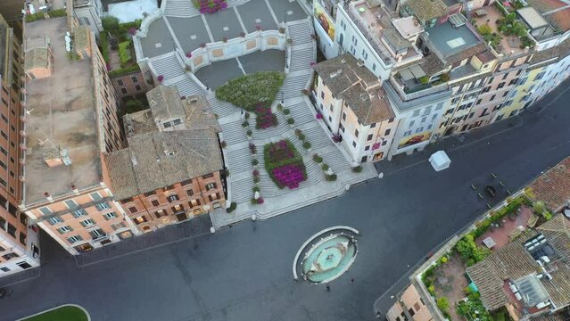 Vista dall'alto di Piazza di Spagna e Trinit&agrave; dei Monti.
Vista aerea della scalinata di Trinit&agrave; dei Monti a Piazza di Spagna piena di fiori. Primavera,