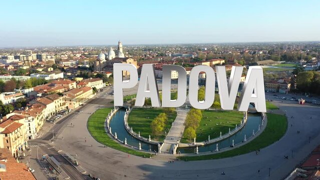 Scritta in 3D di Padova, sulla piazza principale.
Vista aerea di Padova, con animazione in 3d della scritta Padova.