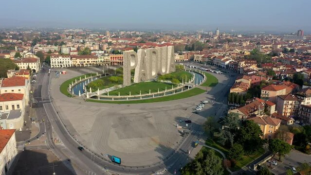 Scritta in 3D di Padova, sulla piazza principale.
Vista aerea di Padova, con animazione in 3d della scritta Padova.