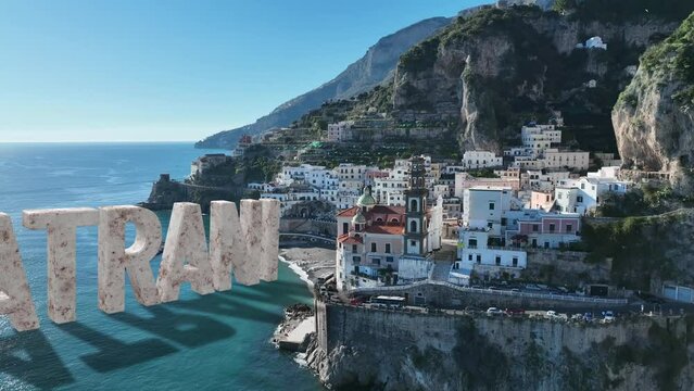 l'insegna "Atrani" scritta in 3D, sulla costiera amalfitana.
Veduta aerea della Costiera Amalfitana, con il cartello tridimensionale ricostruito al computer.
