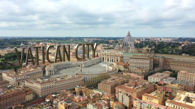 l'insegna "Vatican City" scritta in 3D, su piazza San Pietro.
Vista aerea del Vaticano e piazza San Pietro ripresa dal drone