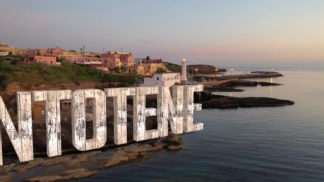 l'insegna di "Ventotene" scritta in 3D, all'ingresso del porto.
Vista aerea del cartello dell'isola di Ventotene, appoggiata sulla roccia di tufo.