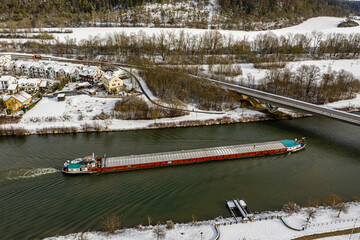 Luftbild Frachtschiff auf dem Rhein-Main-Donau-Kanal bei Beilngries im Naturpark Altmühltal im Winter