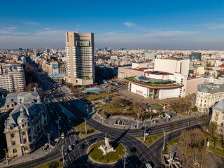 Obraz premium Aerial view of a city downtown on a sunny day