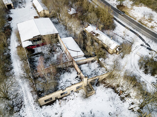 Luftbild einer verfallenen industriellen Halle nähe Beilngries im Naturpark Altmühltal im Winter bei Schnee und Sonne