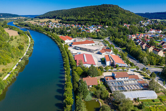 Luftbild des Rhein-Main-Donau-Kanal mit Gewerbegebiet Beilngries im Naturpark Altmühltal
