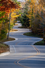 Obraz premium Door County Curvy Road in the fall autumn season in Wisconsin