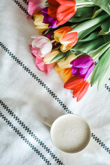 Kwiaty wiosenne z kawą na dzień kobiet 