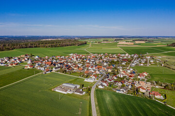 Fototapeta na wymiar Luftbild des bayerischen Dorfes Irfersdorf im Naturpark Altmühltal, Eichstätt, Bayern, Deutschland
