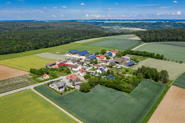 Luftbild des bayerischen Dorfes Kaldorf im Naturpark Altmühltal, Eichstätt, Bayern, Deutschland