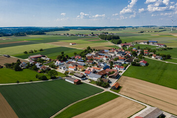 Luftbild des bayerischen Dorfes Oberndorf im Naturpark Altmühltal, Eichstätt, Bayern, Deutschland