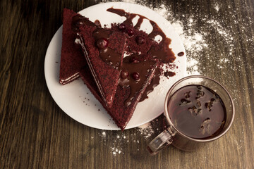 Cake with cranberries, hot chocolate and cream.