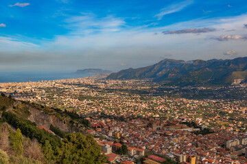Vista da un punto panoramico sulla città di Palermo, Sicilia	
