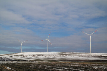 Turbina wiatrowe na polach zimą. - obrazy, fototapety, plakaty