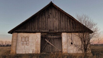 Fototapeta na wymiar old abandoned barn