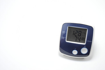 Medidor de presión sanguínea digital. Equipo medico, espacio para texto al lado izquierdo.