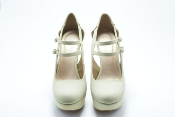 Zapatos blancos de tacón alto. Zapato de mujer para fiesta, vista frontal.