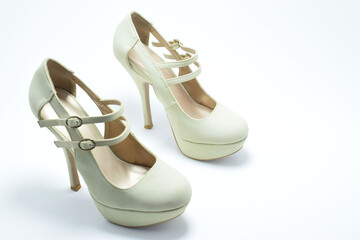 Zapatos blancos de tacón alto. Zapato de mujer para fiesta, espacio para texto al lado derecho.