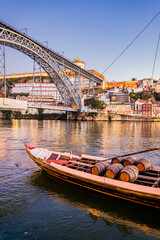 Rabelos près des quais de Ribeira à Porto