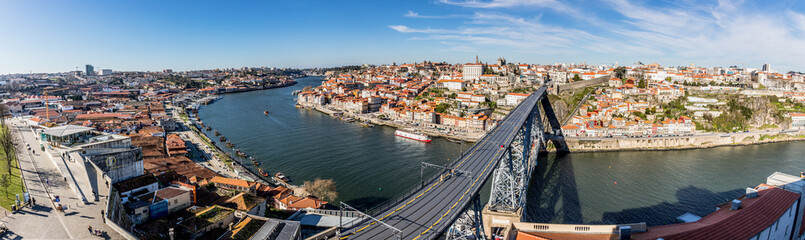 Naklejka na ściany i meble Panorama de Porto depuis le belvédère de Serra do Pilar