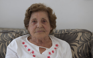 rosto de mulher idosa de 84 anos com semblante de tranquilidade