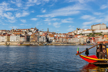 Obraz premium Rabelos près des quais de Santa Marinha à Porto