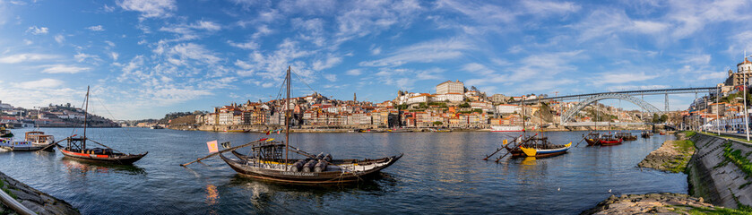 Fototapeta premium Panorama depuis les quais de Santa Marinha à Porto