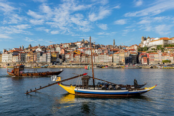 Fototapeta premium Rabelos près des quais de Santa Marinha à Porto