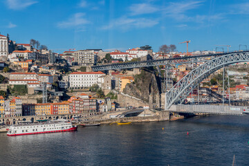 Fototapeta na wymiar Vue sur Porto depuis le Téléphérique de Gaia
